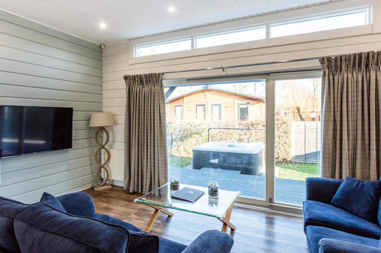 Roydon Marina Village Lodges Buitenkant foto