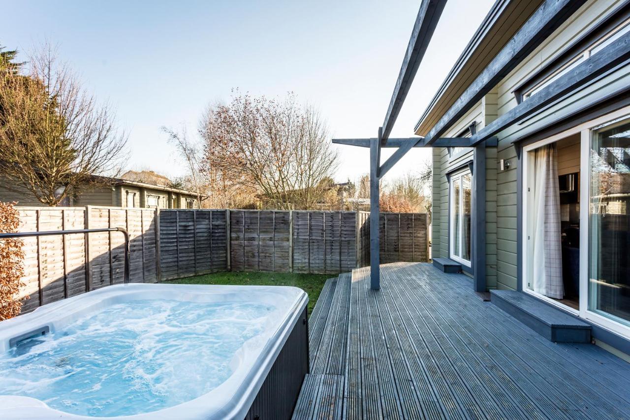 Roydon Marina Village Lodges Buitenkant foto
