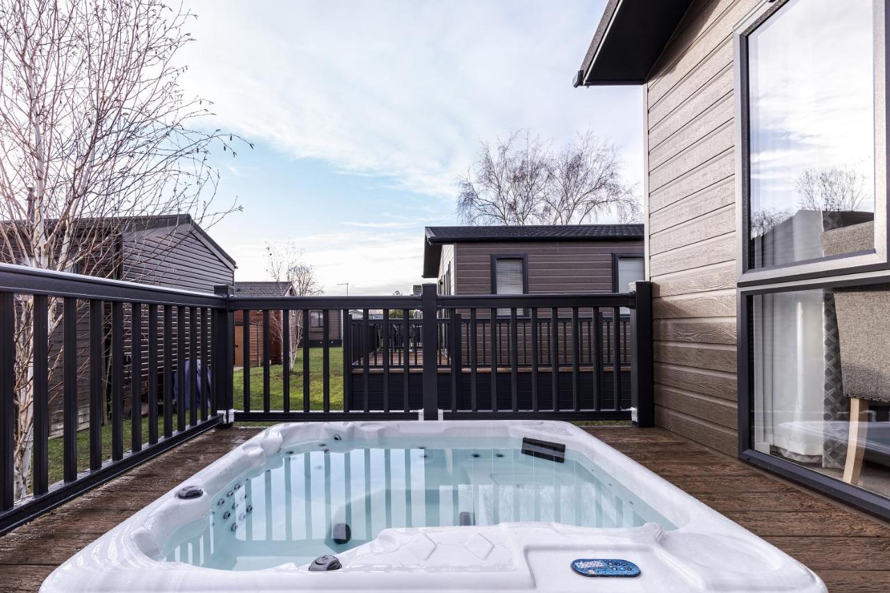 Roydon Marina Village Lodges Buitenkant foto